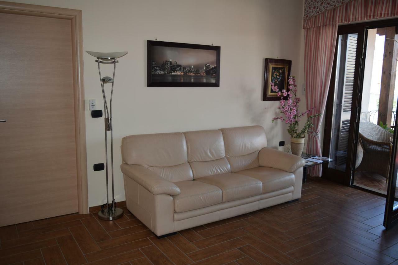 Bed &Breakfast Pinetamare Bed & Breakfast กัสเตลโวลตูร์โน ภายนอก รูปภาพ